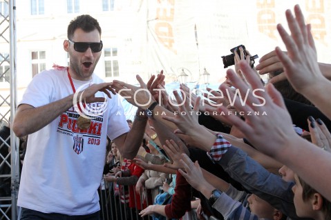  21.04.2013 RZESZOW SIATKOWKA FETA I POWITANIE NA RZESZOWSKIM RYNKU MISTRZOW POLSKI - SIATKARZY ASSECO RESOVII RZESZOW N/Z GRZEGORZ KOSOK RADOSC  