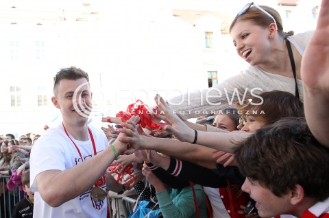  21.04.2013 RZESZOW SIATKOWKA FETA I POWITANIE NA RZESZOWSKIM RYNKU MISTRZOW POLSKI - SIATKARZY ASSECO RESOVII RZESZOW N/Z KRZYSZTOF IGNACZAK RADOSC KIBICE  