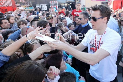  21.04.2013 RZESZOW SIATKOWKA FETA I POWITANIE NA RZESZOWSKIM RYNKU MISTRZOW POLSKI - SIATKARZY ASSECO RESOVII RZESZOW N/Z  JOCHEN SCHOPS ROZDAJE AUTOGRAFY KIBICE  