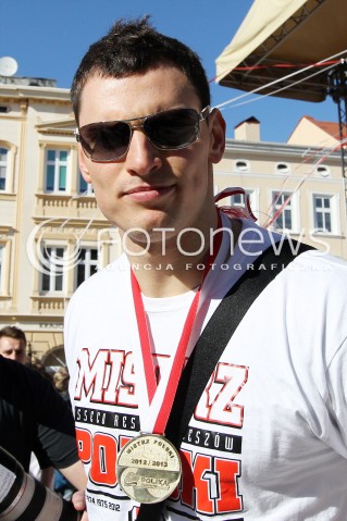  21.04.2013 RZESZOW SIATKOWKA FETA I POWITANIE NA RZESZOWSKIM RYNKU MISTRZOW POLSKI - SIATKARZY ASSECO RESOVII RZESZOW N/Z ZBIGNIEW BARTMAN  