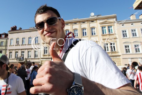  21.04.2013 RZESZOW SIATKOWKA FETA I POWITANIE NA RZESZOWSKIM RYNKU MISTRZOW POLSKI - SIATKARZY ASSECO RESOVII RZESZOW N/Z ZBIGNIEW BARTMAN  