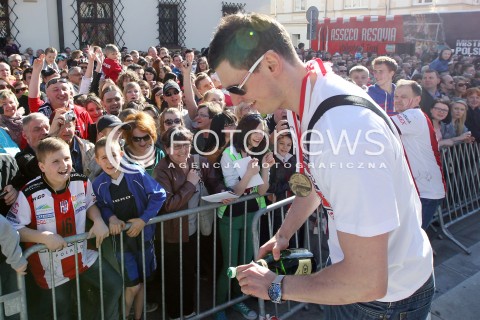  21.04.2013 RZESZOW SIATKOWKA FETA I POWITANIE NA RZESZOWSKIM RYNKU MISTRZOW POLSKI - SIATKARZY ASSECO RESOVII RZESZOW N/Z ZBIGNIEW BARTMAN SZAMPAN  