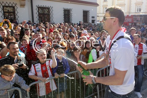  21.04.2013 RZESZOW SIATKOWKA FETA I POWITANIE NA RZESZOWSKIM RYNKU MISTRZOW POLSKI - SIATKARZY ASSECO RESOVII RZESZOW N/Z ZBIGNIEW BARTMAN RADOSC POLEWA SZAMPANEM KIBICOW  