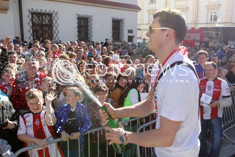  21.04.2013 RZESZOW SIATKOWKA FETA I POWITANIE NA RZESZOWSKIM RYNKU MISTRZOW POLSKI - SIATKARZY ASSECO RESOVII RZESZOW N/Z ZBIGNIEW BARTMAN SZAMPAN  