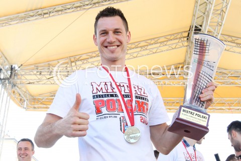  21.04.2013 RZESZOW SIATKOWKA FETA I POWITANIE NA RZESZOWSKIM RYNKU MISTRZOW POLSKI - SIATKARZY ASSECO RESOVII RZESZOW N/Z OLIEG ACHREM ALEH AKHREM RADOSC  