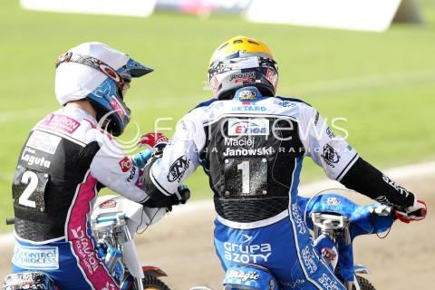  05.05.2013 RZESZOW ZUZEL SPEEDWAY ENEA EKSTRALIGA DERBY MALOPOLSKI MECZ PGE MARMA RZESZOW - UNIA TARNOW N/Z MACIEJ JANOWSKI (ZOLTY), ARTIOM LAGUTA (BIALY) RADOSC WYGRANA  