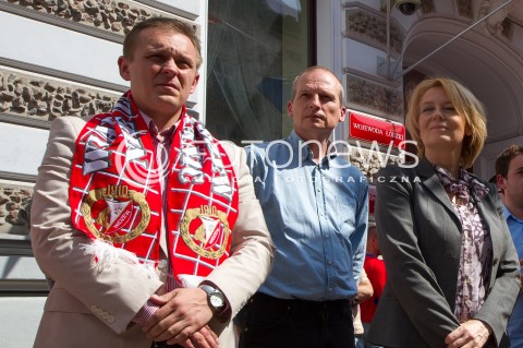  10.05.2013 LODZ PROTEST KIBICOW KLUBU WIDZEW LODZ W SPRAWIE BUDOWY NOWEGO STADIONU N/Z PREZYDENT HANNA ZDANOWSKA PROTEST KIBICOW  