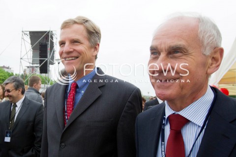  14.05.2013 RZESZOW IV FORUM INNOWACJI W RZESZOWIE<br />N/Z SCOTT PARAZYNSKI KOSMONAUTA AMERYKANSKI POLSKIEGO POCHODZENIA (L) ALEKSANDER SOPLINSKI WICEMINISTER ZDROWIA (P)<br /> 