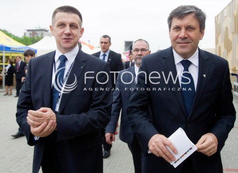  14.05.2013 RZESZOW IV FORUM INNOWACJI W RZESZOWIE<br />
N/Z JANUSZ PIECHOCINSKI WICEPREMIER MINISTER GOSPODARKI (P) JAN BURY POSEL PSL (L) <br />
 