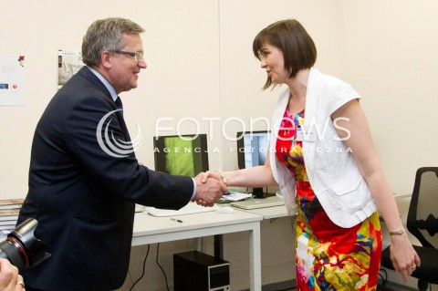  16.05.2013 RZESZOW PREZYDENT RP BRONISLAW KOMOROWSKI NA PODKARPACIU. OTWARCIE UNIWERSYTECKIEGO CENTRUM INNOWACJI I TRANSFERU WIEDZY TECHNICZNO-PRZYRODNICZEJ NA UNIWERSYTECIE RZESZOWSKIM. N/Z BRONISLAW KOMOROWSKI W LABORATORIUM  