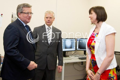  16.05.2013 RZESZOW PREZYDENT RP BRONISLAW KOMOROWSKI NA PODKARPACIU. OTWARCIE UNIWERSYTECKIEGO CENTRUM INNOWACJI I TRANSFERU WIEDZY TECHNICZNO-PRZYRODNICZEJ NA UNIWERSYTECIE RZESZOWSKIM. N/Z BRONISLAW KOMOROWSKI W LABORATORIUM  