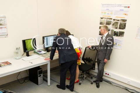  16.05.2013 RZESZOW PREZYDENT RP BRONISLAW KOMOROWSKI NA PODKARPACIU. OTWARCIE UNIWERSYTECKIEGO CENTRUM INNOWACJI I TRANSFERU WIEDZY TECHNICZNO-PRZYRODNICZEJ NA UNIWERSYTECIE RZESZOWSKIM. N/Z BRONISLAW KOMOROWSKI W LABORATORIUM  