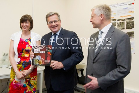  16.05.2013 RZESZOW PREZYDENT RP BRONISLAW KOMOROWSKI NA PODKARPACIU. OTWARCIE UNIWERSYTECKIEGO CENTRUM INNOWACJI I TRANSFERU WIEDZY TECHNICZNO-PRZYRODNICZEJ NA UNIWERSYTECIE RZESZOWSKIM. N/Z BRONISLAW KOMOROWSKI W LABORATORIUM  