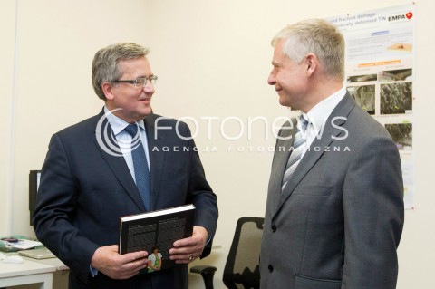  16.05.2013 RZESZOW PREZYDENT RP BRONISLAW KOMOROWSKI NA PODKARPACIU. OTWARCIE UNIWERSYTECKIEGO CENTRUM INNOWACJI I TRANSFERU WIEDZY TECHNICZNO-PRZYRODNICZEJ NA UNIWERSYTECIE RZESZOWSKIM. N/Z BRONISLAW KOMOROWSKI W LABORATORIUM  