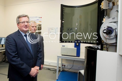  16.05.2013 RZESZOW PREZYDENT RP BRONISLAW KOMOROWSKI NA PODKARPACIU. OTWARCIE UNIWERSYTECKIEGO CENTRUM INNOWACJI I TRANSFERU WIEDZY TECHNICZNO-PRZYRODNICZEJ NA UNIWERSYTECIE RZESZOWSKIM. N/Z BRONISLAW KOMOROWSKI W LABORATORIUM  