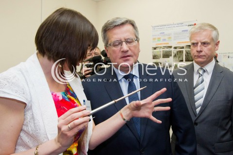  16.05.2013 RZESZOW PREZYDENT RP BRONISLAW KOMOROWSKI NA PODKARPACIU. OTWARCIE UNIWERSYTECKIEGO CENTRUM INNOWACJI I TRANSFERU WIEDZY TECHNICZNO-PRZYRODNICZEJ NA UNIWERSYTECIE RZESZOWSKIM. N/Z BRONISLAW KOMOROWSKI W LABORATORIUM  