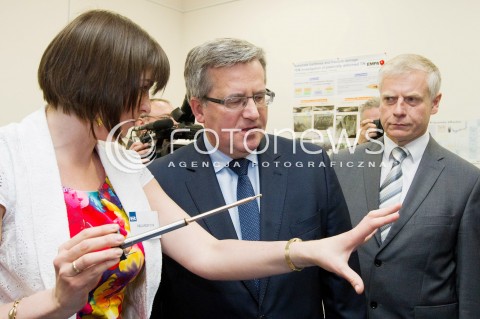  16.05.2013 RZESZOW PREZYDENT RP BRONISLAW KOMOROWSKI NA PODKARPACIU. OTWARCIE UNIWERSYTECKIEGO CENTRUM INNOWACJI I TRANSFERU WIEDZY TECHNICZNO-PRZYRODNICZEJ NA UNIWERSYTECIE RZESZOWSKIM. N/Z BRONISLAW KOMOROWSKI W LABORATORIUM  