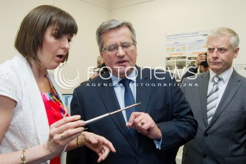  16.05.2013 RZESZOW PREZYDENT RP BRONISLAW KOMOROWSKI NA PODKARPACIU. OTWARCIE UNIWERSYTECKIEGO CENTRUM INNOWACJI I TRANSFERU WIEDZY TECHNICZNO-PRZYRODNICZEJ NA UNIWERSYTECIE RZESZOWSKIM. N/Z BRONISLAW KOMOROWSKI W LABORATORIUM  