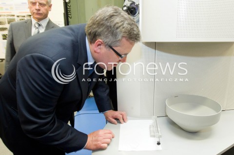  16.05.2013 RZESZOW PREZYDENT RP BRONISLAW KOMOROWSKI NA PODKARPACIU. OTWARCIE UNIWERSYTECKIEGO CENTRUM INNOWACJI I TRANSFERU WIEDZY TECHNICZNO-PRZYRODNICZEJ NA UNIWERSYTECIE RZESZOWSKIM. N/Z BRONISLAW KOMOROWSKI W LABORATORIUM  
