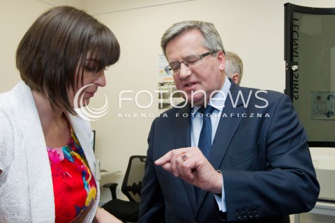  16.05.2013 RZESZOW PREZYDENT RP BRONISLAW KOMOROWSKI NA PODKARPACIU. OTWARCIE UNIWERSYTECKIEGO CENTRUM INNOWACJI I TRANSFERU WIEDZY TECHNICZNO-PRZYRODNICZEJ NA UNIWERSYTECIE RZESZOWSKIM. N/Z BRONISLAW KOMOROWSKI W LABORATORIUM  