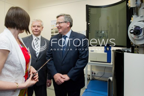  16.05.2013 RZESZOW PREZYDENT RP BRONISLAW KOMOROWSKI NA PODKARPACIU. OTWARCIE UNIWERSYTECKIEGO CENTRUM INNOWACJI I TRANSFERU WIEDZY TECHNICZNO-PRZYRODNICZEJ NA UNIWERSYTECIE RZESZOWSKIM. N/Z BRONISLAW KOMOROWSKI W LABORATORIUM  