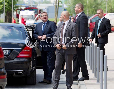  16.05.2013 RZESZOW PREZYDENT RP BRONISLAW KOMOROWSKI NA PODKARPACIU. OTWARCIE UNIWERSYTECKIEGO CENTRUM INNOWACJI I TRANSFERU WIEDZY TECHNICZNO-PRZYRODNICZEJ NA UNIWERSYTECIE RZESZOWSKIM. N/Z BRONISLAW KOMOROWSKI OCHRONA BOR LIMUZYNA  