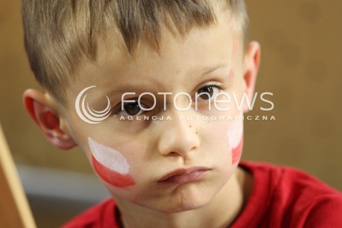  09.06.2013 LODZ ATLAS ARENA<br />SIATKOWKA MEZCZYZN LIGA SWIATOWA 2013<br />FIVB VOLLEYBALL WORLD LEAGUE 2012 POLSKA - BRAZYLIA ( POLAND - BRAZIL )<br />N/Z KIBIC DZIECKO DOPING MALOWANA TWARZ FLAGA POMALOWANA MALOWANIE TWARZY EMOCJE <br /> 