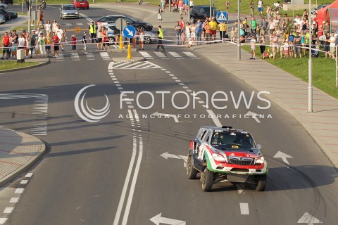  21.06.2013 RZESZOW RAJD BAJA CARPATHIA 2013<br />N/Z LUKASZ KOMORNICKI ARTUR KOLODZIEJ SAMOCHOD MISUBISHI L200 KIBICE<br /> 