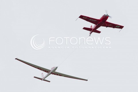  30.06.2013 KRAKOW<br />IX MALOPOLSKI PIKNIK LOTNICZY W KRAKOWIE<br />N/Z SAMOLOT EXTRA 330LC PILOT PIOTR KRUPA SZYBOWIEC SOLO FOX PILOT JERZY MAKULA <br /> 