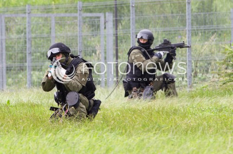  30.06.2013 KRAKOW<br />IX MALOPOLSKI PIKNIK LOTNICZY W KRAKOWIE<br />N/Z ANTYTERRORYSCI ANTYTERRORYSTA POLICJANT POLICJANCI <br /> 