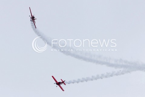  30.06.2013 KRAKOW<br />IX MALOPOLSKI PIKNIK LOTNICZY W KRAKOWIE<br />N/Z ZESPOL AKROBACYJNY ZELAZNI SAMOLOT ZLIN 50LS WOJCIECH KRUPA PIOTR HABERLAND <br /> 