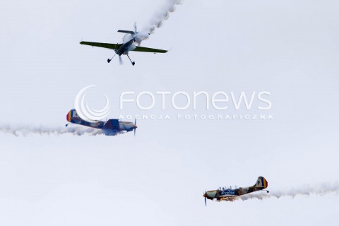  30.06.2013 KRAKOW<br />IX MALOPOLSKI PIKNIK LOTNICZY W KRAKOWIE<br />N/Z ZESPOL AIR BANDITS I JURGIS KAIRYS SAMOLOT SUKHOI SUCHOJ SU-31 <br /> 