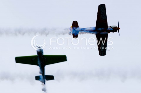  30.06.2013 KRAKOW<br />IX MALOPOLSKI PIKNIK LOTNICZY W KRAKOWIE<br />N/Z ZESPOL AIR BANDITS I JURGIS KAIRYS SAMOLOT SUKHOI SUCHOJ SU-31 <br /> 