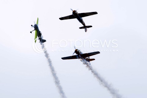  30.06.2013 KRAKOW<br />IX MALOPOLSKI PIKNIK LOTNICZY W KRAKOWIE<br />N/Z ZESPOL AIR BANDITS I JURGIS KAIRYS SAMOLOT SUKHOI SUCHOJ SU-31 <br /> 