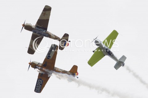  30.06.2013 KRAKOW<br />IX MALOPOLSKI PIKNIK LOTNICZY W KRAKOWIE<br />N/Z ZESPOL AIR BANDITS I JURGIS KAIRYS SAMOLOT SUKHOI SUCHOJ SU-31 <br /> 