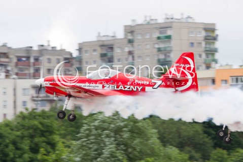  30.06.2013 KRAKOW<br />IX MALOPOLSKI PIKNIK LOTNICZY W KRAKOWIE<br />N/Z WOJCIECH KRUPA ZESPOL AKROBACYJNY ZELAZNY <br /> 