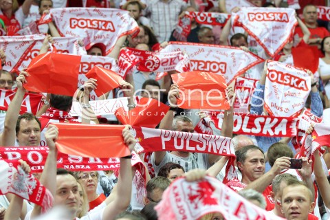  05.07.2013 KATOWICE SPODEK<br />SIATKOWKA MEZCZYZN LIGA SWIATOWA 2013<br />FIVB VOLLEYBALL WORLD LEAGUE 2013 POLSKA - USA <br />N/Z KIBIC KIBICE DOPING EMOCJE FLAGI SZALIKI SZALIK FLAGA <br /> 