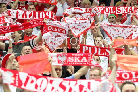  05.07.2013 KATOWICE SPODEK<br />SIATKOWKA MEZCZYZN LIGA SWIATOWA 2013<br />FIVB VOLLEYBALL WORLD LEAGUE 2013 POLSKA - USA <br />N/Z KIBIC KIBICE DOPING EMOCJE FLAGI SZALIKI SZALIK FLAGA <br /> 