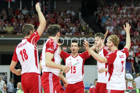  05.07.2013 KATOWICE SPODEK<br />SIATKOWKA MEZCZYZN LIGA SWIATOWA 2013<br />FIVB VOLLEYBALL WORLD LEAGUE 2013 POLSKA - USA <br />N/Z PIOTR NOWAKOWSKI LUKASZ ZYGADLO JAKUB JAROSZ BARTOSZ KUREK MARCIN MOZDZONEK RADOSC EMOCJE  <br /> 
