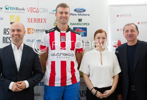  18.07.2013 RZESZOW SIATKOWKA<br />KONFERENCJA PRASOWA Z NOWYM PRZYJMUJACYM ASSECO RESOVIA - PETEREM VERESEM<br />N/Z PETER VERES BARTOSZ GORSKI EDYTA PODKULSKA RYSZARD PODKULSKI<br /> 