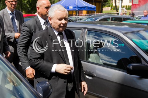  21.07.2013 STRZYZOW <br />
WIZYTA PREZESA PIS JAROSLAWA KACZYNSKIEGO NA PODKARPACIU W ZWIAZKU Z NADCHODZACYMI WYBORAMI UZUPELNIAJACYMI DO SENATU.<br />
N/Z JAROSLAW KACZYNSKI<br />
 