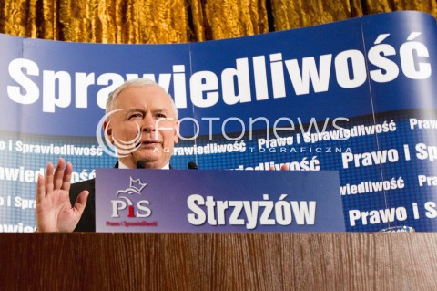  21.07.2013 STRZYZOW <br />
WIZYTA PREZESA PIS JAROSLAWA KACZYNSKIEGO NA PODKARPACIU W ZWIAZKU Z NADCHODZACYMI WYBORAMI UZUPELNIAJACYMI DO SENATU.<br />
N/Z JAROSLAW KACZYNSKI<br />
 