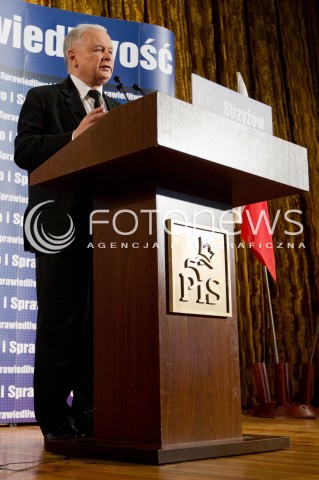  21.07.2013 STRZYZOW <br />
WIZYTA PREZESA PIS JAROSLAWA KACZYNSKIEGO NA PODKARPACIU W ZWIAZKU Z NADCHODZACYMI WYBORAMI UZUPELNIAJACYMI DO SENATU.<br />
N/Z JAROSLAW KACZYNSKI<br />
 