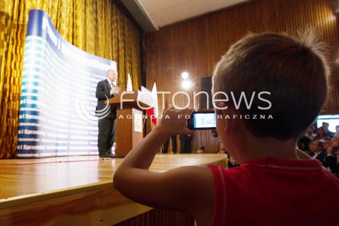  21.07.2013 STRZYZOW <br />
WIZYTA PREZESA PIS JAROSLAWA KACZYNSKIEGO NA PODKARPACIU W ZWIAZKU Z NADCHODZACYMI WYBORAMI UZUPELNIAJACYMI DO SENATU.<br />
N/Z JAROSLAW KACZYNSKI<br />
 