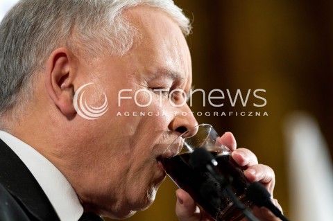  21.07.2013 STRZYZOW <br /><br />WIZYTA PREZESA PIS JAROSLAWA KACZYNSKIEGO NA PODKARPACIU W ZWIAZKU Z NADCHODZACYMI WYBORAMI UZUPELNIAJACYMI DO SENATU.<br /><br />N/Z JAROSLAW KACZYNSKI<br /> PIJE COCA COLA<br /> 