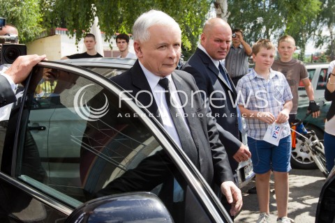  21.07.2013 STRZYZOW <br /><br />WIZYTA PREZESA PIS JAROSLAWA KACZYNSKIEGO NA PODKARPACIU W ZWIAZKU Z NADCHODZACYMI WYBORAMI UZUPELNIAJACYMI DO SENATU.<br /><br />N/Z JAROSLAW KACZYNSKI<br /><br /> 