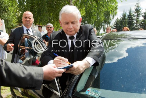  21.07.2013 STRZYZOW <br /><br />WIZYTA PREZESA PIS JAROSLAWA KACZYNSKIEGO NA PODKARPACIU W ZWIAZKU Z NADCHODZACYMI WYBORAMI UZUPELNIAJACYMI DO SENATU.<br /><br />N/Z JAROSLAW KACZYNSKI<br /><br /> 