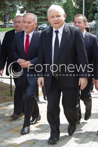  21.07.2013 STRZYZOW <br /><br />WIZYTA PREZESA PIS JAROSLAWA KACZYNSKIEGO NA PODKARPACIU W ZWIAZKU Z NADCHODZACYMI WYBORAMI UZUPELNIAJACYMI DO SENATU.<br /><br />N/Z JAROSLAW KACZYNSKI ANDRZEJ SZLACHTA PRZED POMNIKIEM LECHA I MARII KACZYNSKICH SKLADA KWIATY I MODLI SIE<br /><br /> 