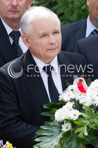  21.07.2013 STRZYZOW <br /><br />WIZYTA PREZESA PIS JAROSLAWA KACZYNSKIEGO NA PODKARPACIU W ZWIAZKU Z NADCHODZACYMI WYBORAMI UZUPELNIAJACYMI DO SENATU.<br /><br />N/Z JAROSLAW KACZYNSKI PRZED POMNIKIEM LECHA I MARII KACZYNSKICH SKLADA KWIATY I MODLI SIE<br /><br /> 