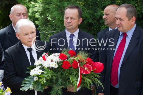  21.07.2013 STRZYZOW <br /><br />WIZYTA PREZESA PIS JAROSLAWA KACZYNSKIEGO NA PODKARPACIU W ZWIAZKU Z NADCHODZACYMI WYBORAMI UZUPELNIAJACYMI DO SENATU.<br /><br />N/Z JAROSLAW KACZYNSKI WLADYSLAW ORTYL PRZED POMNIKIEM LECHA I MARII KACZYNSKICH SKLADA KWIATY I MODLI SIE<br /><br /> 